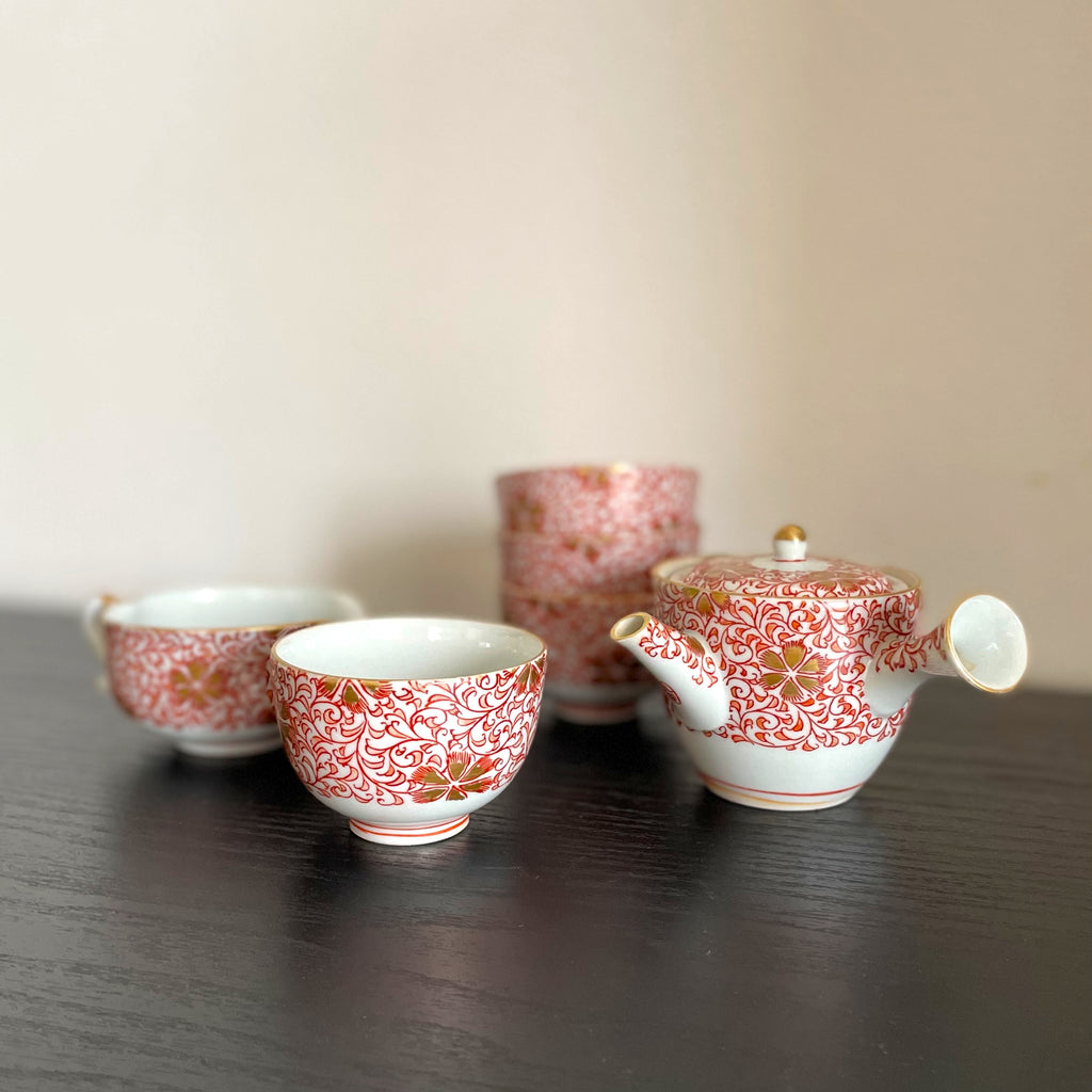 Tea set with arabesque flowers