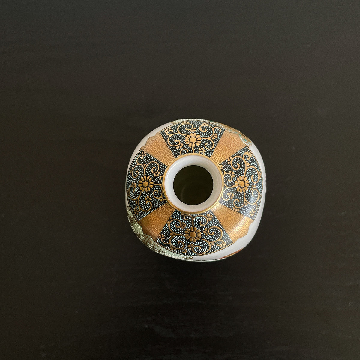 Kutani "Kaburagi" Sake bottle or flower vase