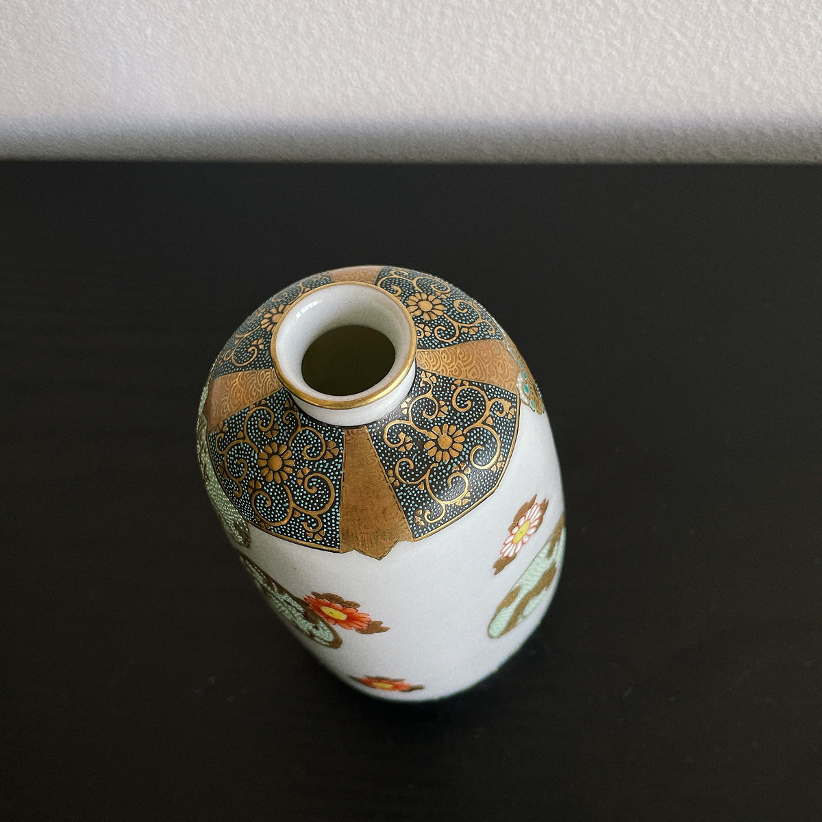 Kutani "Kaburagi" Sake bottle or flower vase