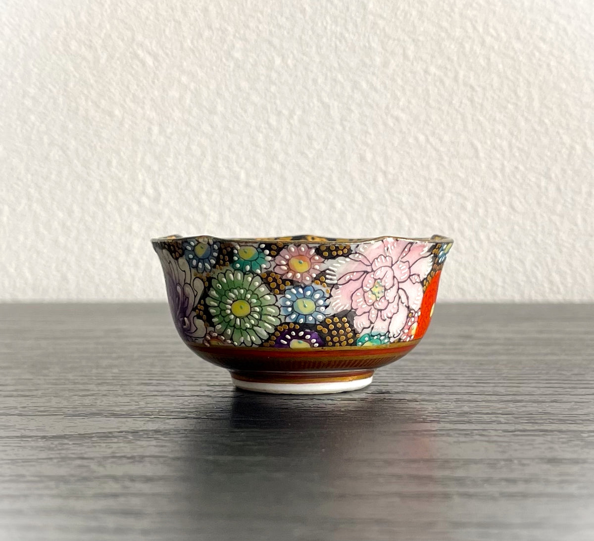 Fine-grained flower-patterned Sake cup