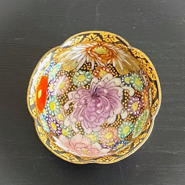 Fine-grained flower-patterned Sake cup
