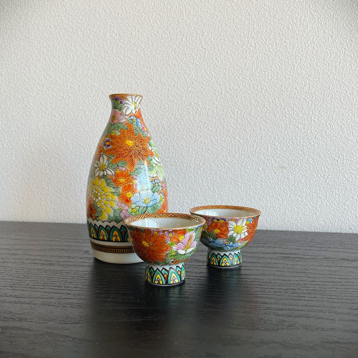 Kutani ”Kin-en” flower-filled sake bottle or flower vase
