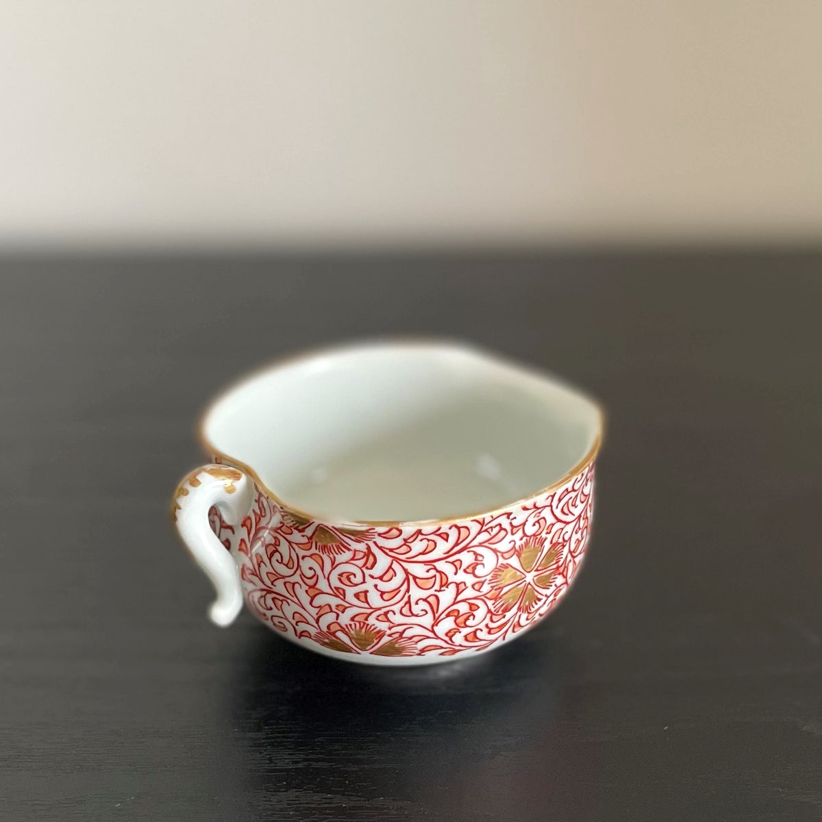 Tea set with arabesque flowers